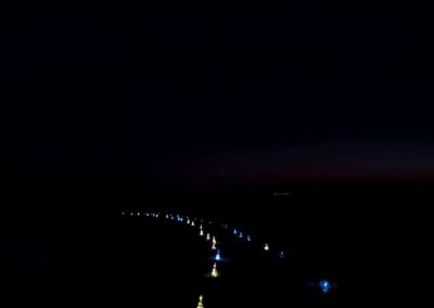 Verlicht pad tijdens Entre Vignes et lumières